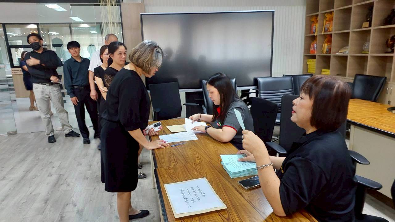 บุคลากรสำนักพัฒนาเทคนิคศึกษา ใช้สิทธิ์ลงคะแนนเลือกตั้งคณะกรรมการกองทุนสำรองเลี้ยงชีพ ฝ่ายสมาชิก