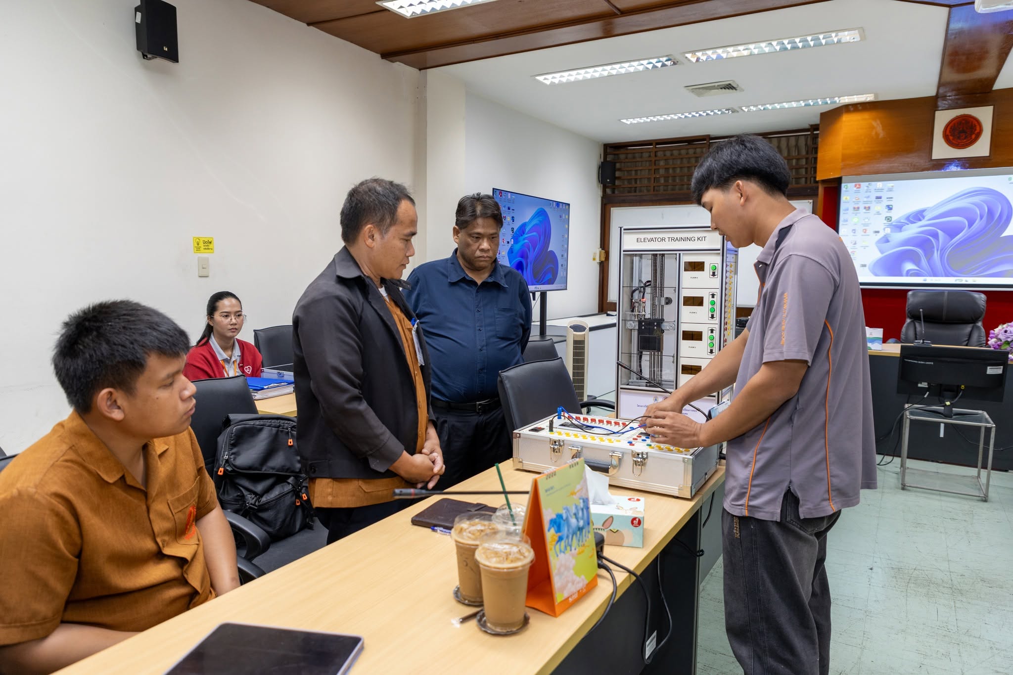 บุคลากรฝ่ายสื่อการเรียนการสอน และอาจารย์ผู้สอนโรงเรียนพระดาบส ร่วมเรียนรู้และทดลองใช้ชุดฝึกการควบคุมระบบลิฟต์ด้วย PLC